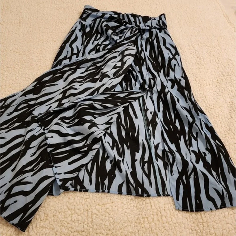 Topshop blue and black zebra print midi‎ wrap skirt size 12